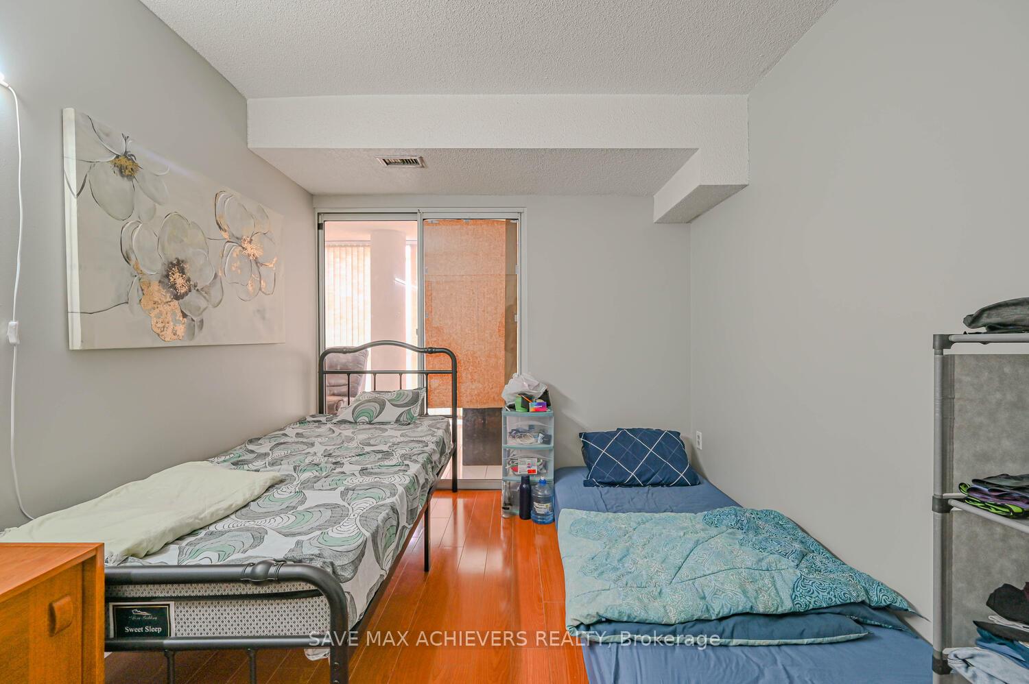 3 Bedrooms Condo at 21 Markbrook, Toronto For sale