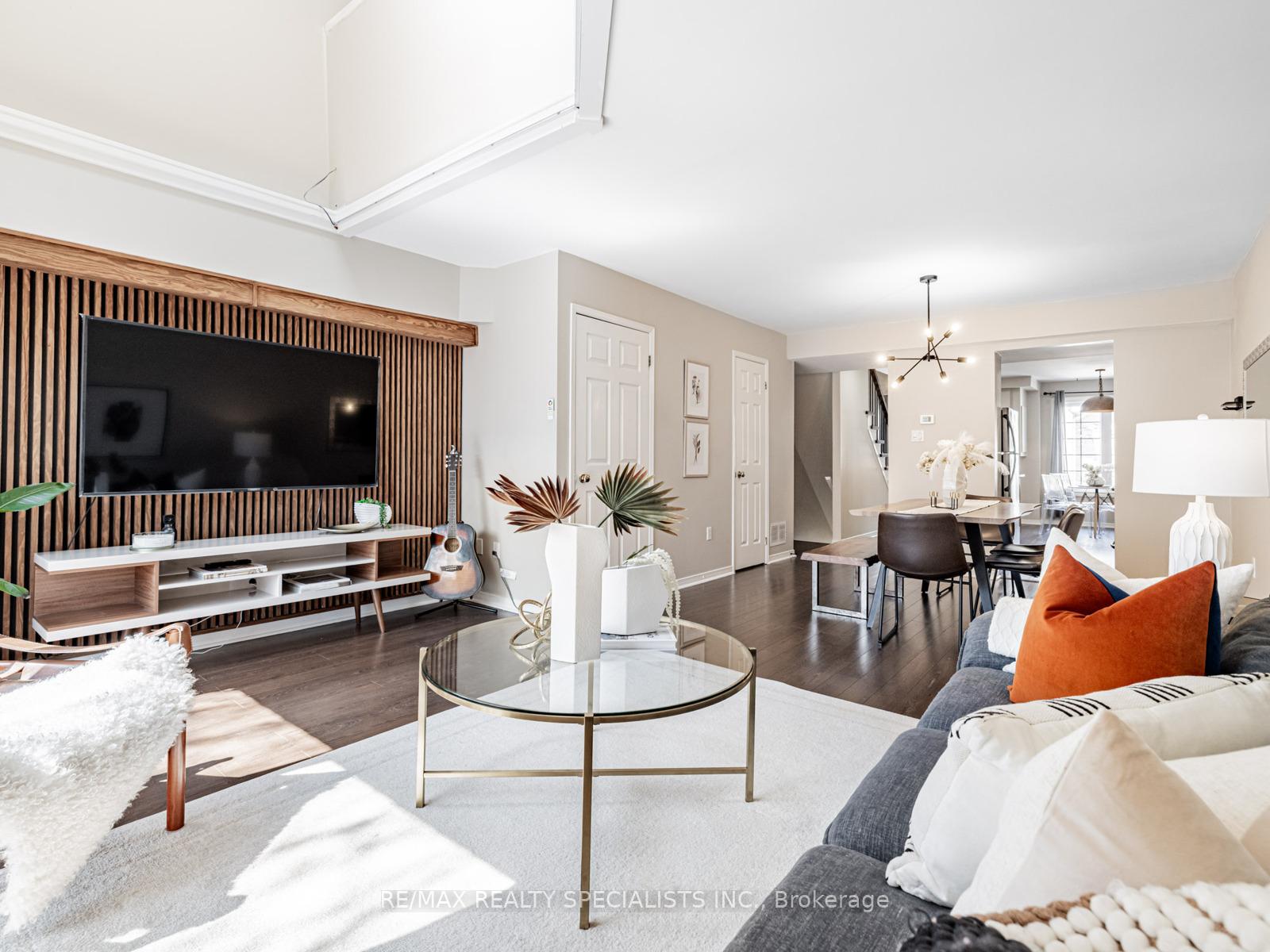 2 Bedrooms Condo at 2055 WALKERS, Burlington For sale