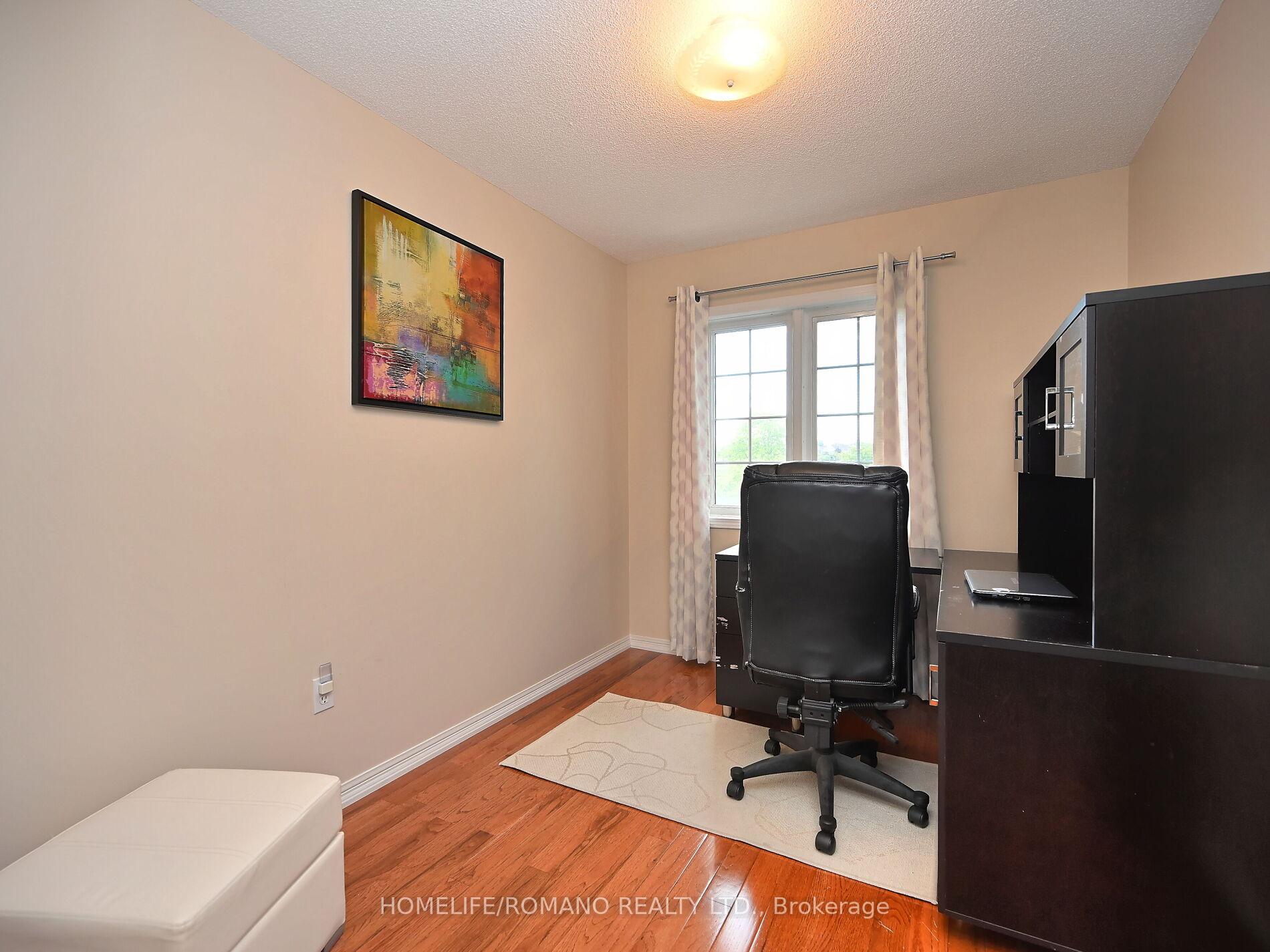 4 Bedrooms Condo at 3030 Breakwater, Mississauga For sale