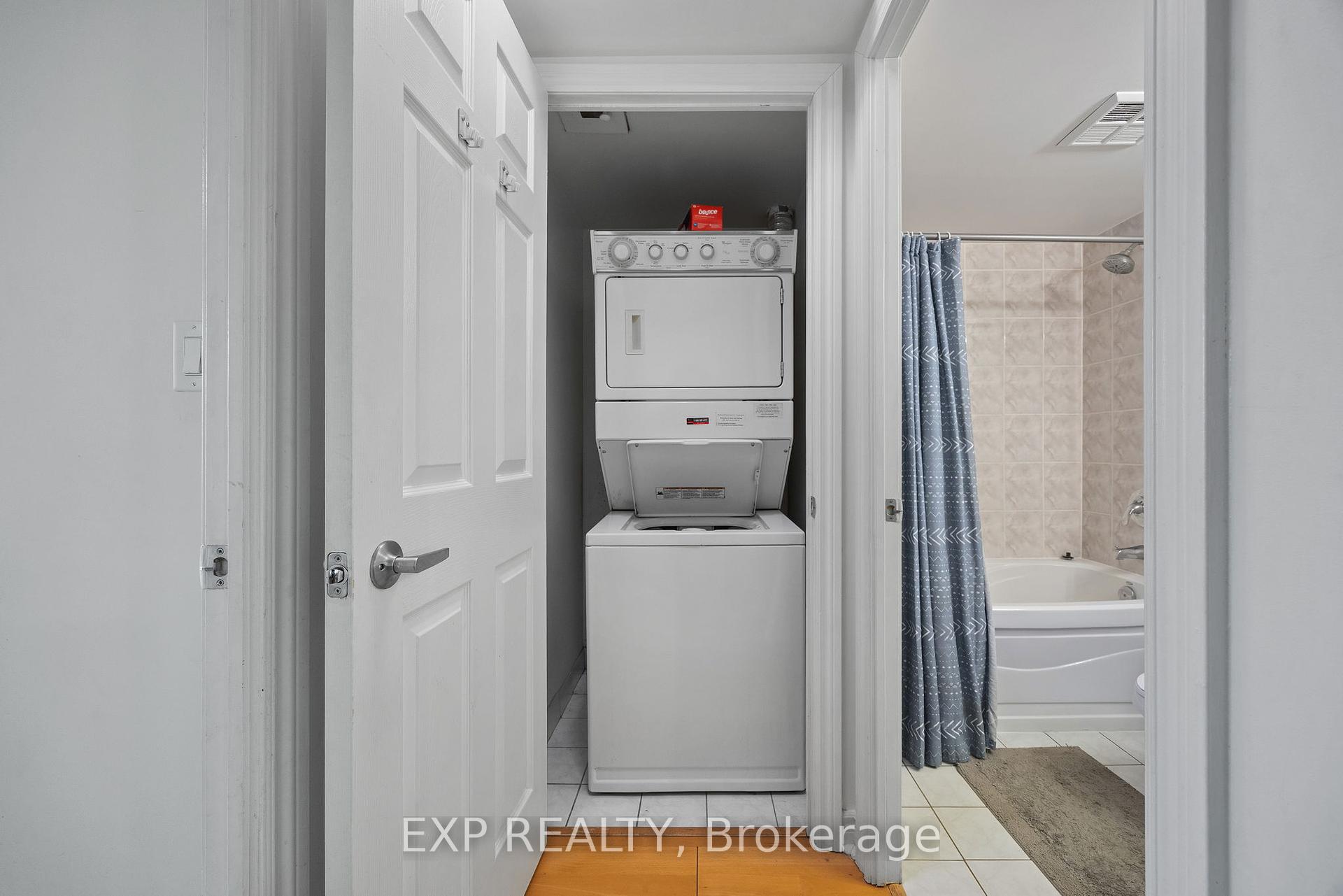 2 Bedrooms Condo at 3880 Duke Of York, Mississauga For sale