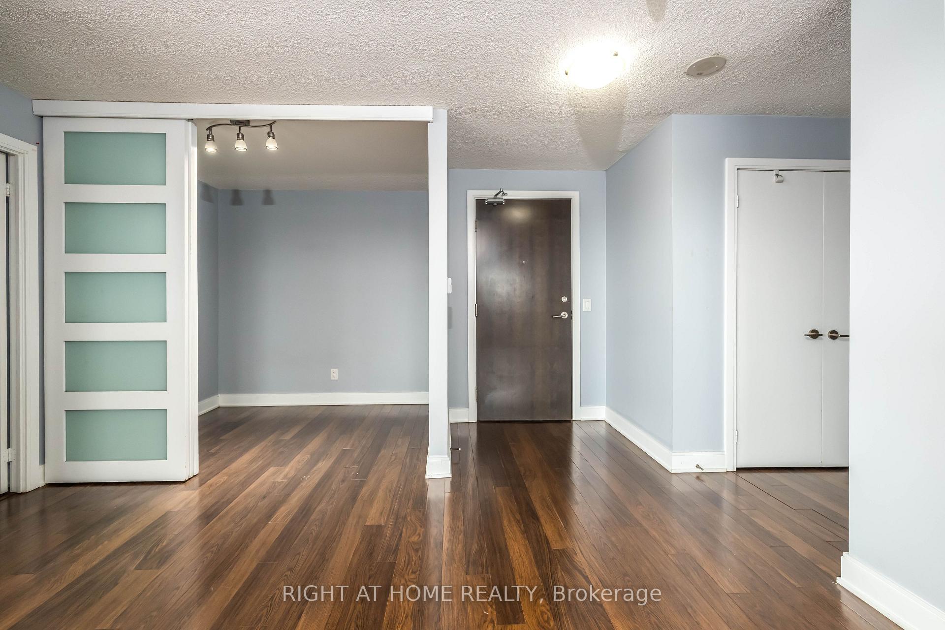 3 Bedrooms Condo at 125 Village Green,  Toronto For sale