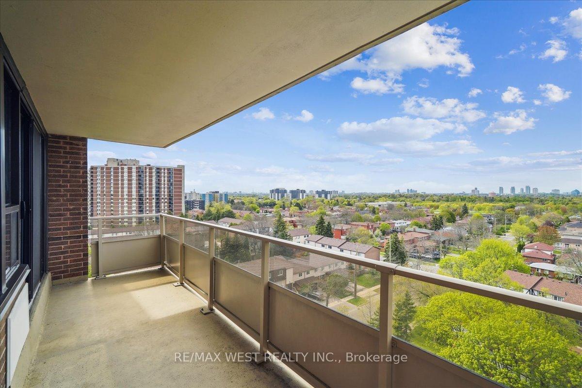 3 Bedrooms Condo at 15 Torrance, Toronto For sale