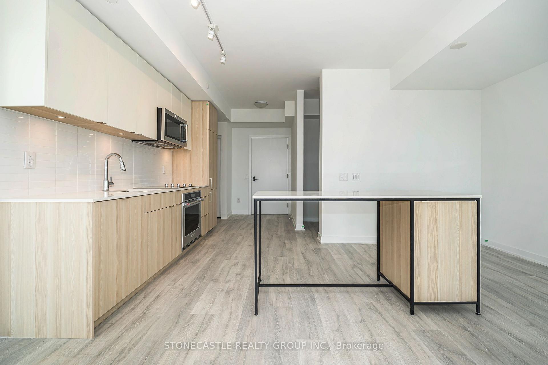 3 Bedrooms Condo at 220 Missinnihe, Mississauga For sale