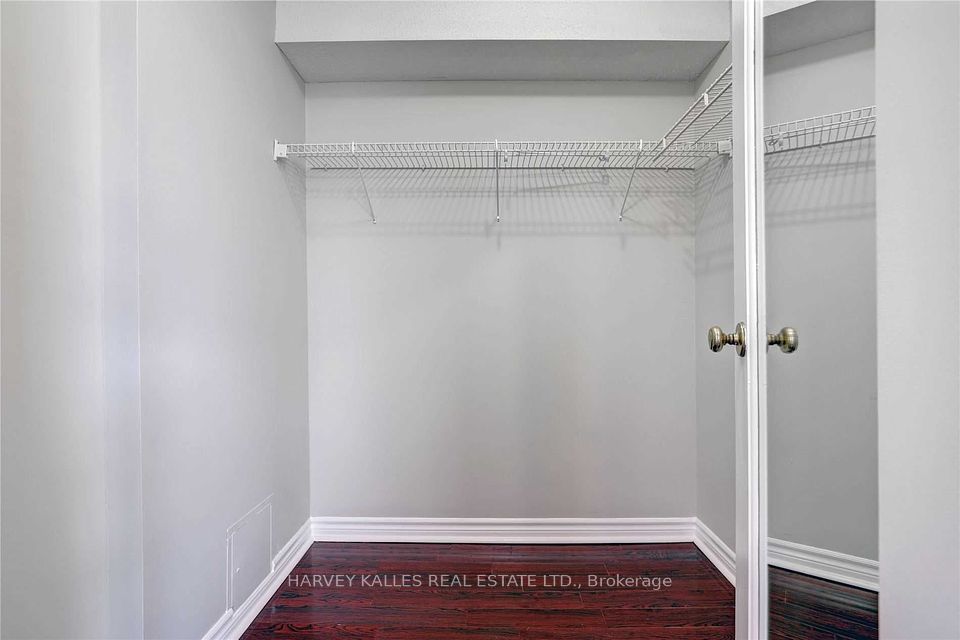3650 Kaneff Crescent 207