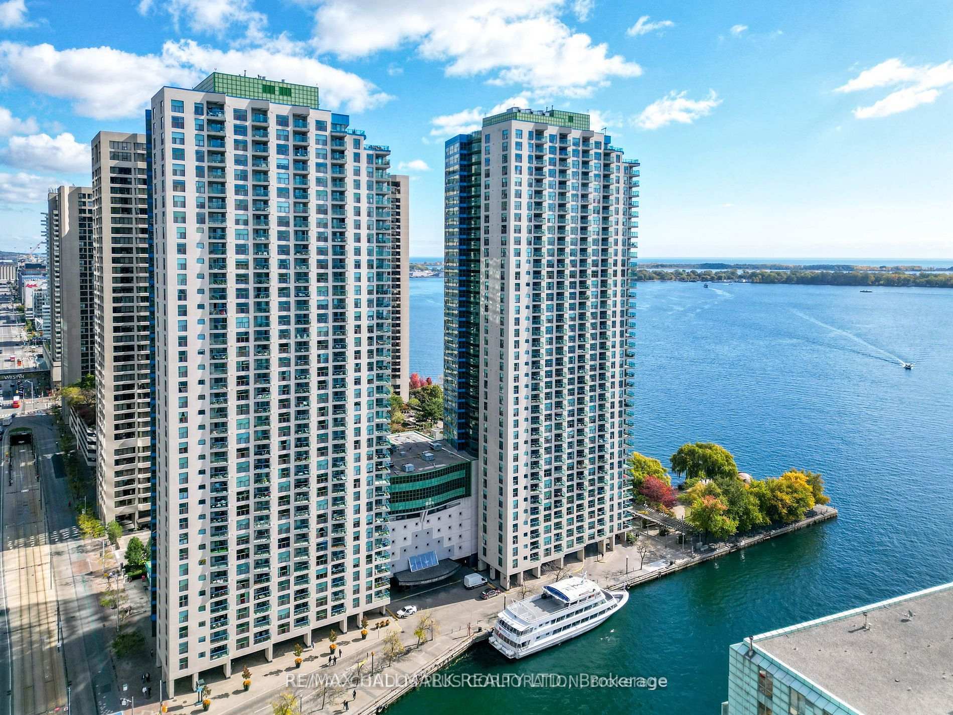 2 Bedrooms Condo at 77 Harbour, Toronto For sale