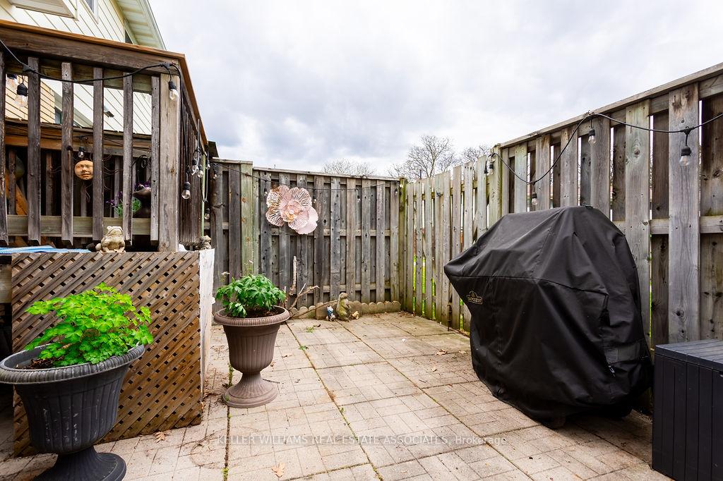 3 Bedrooms Condo at 2216 Upper Middle, Burlington For sale