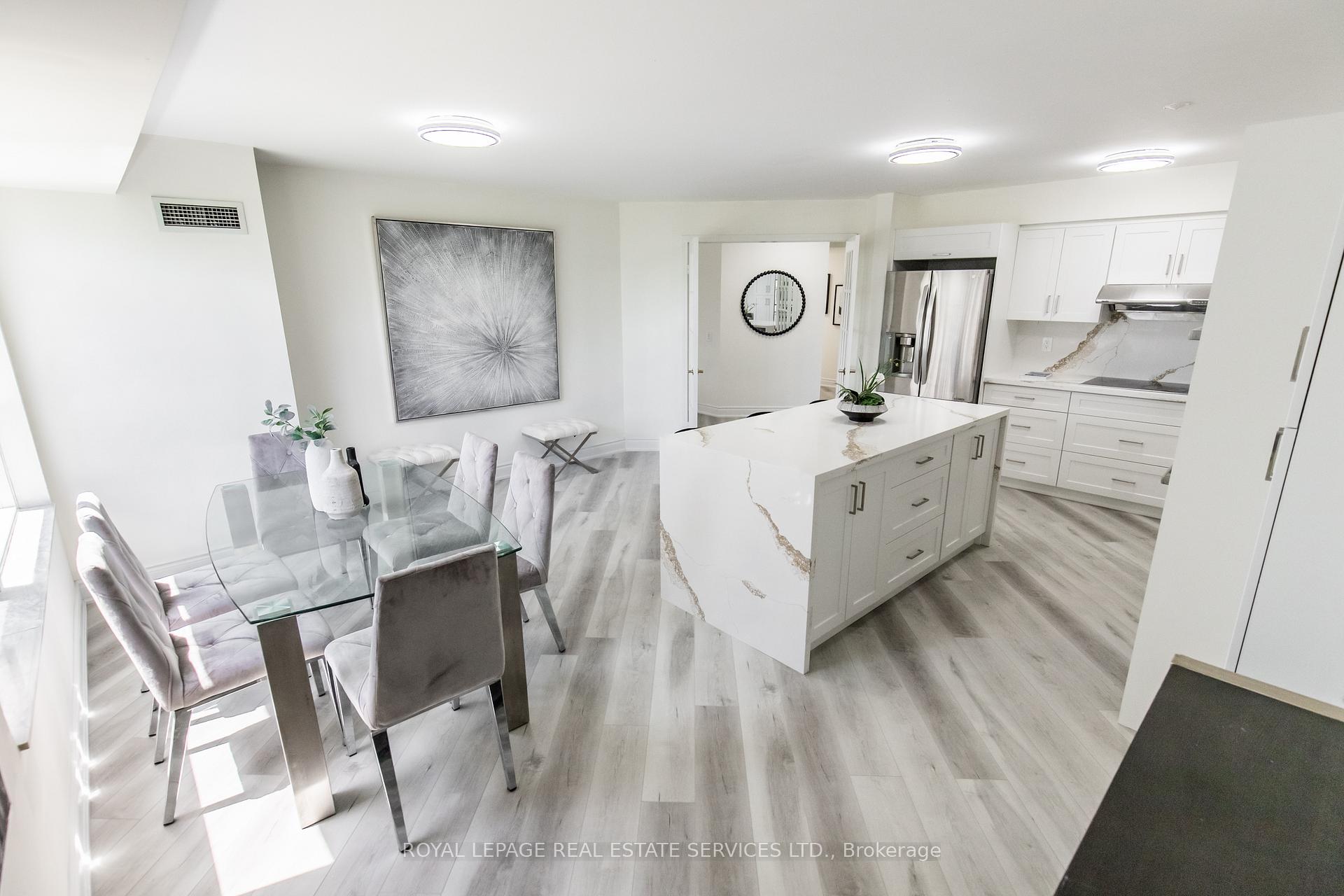 3 Bedrooms Condo at 25 Kingsbridge Garden, Mississauga For sale