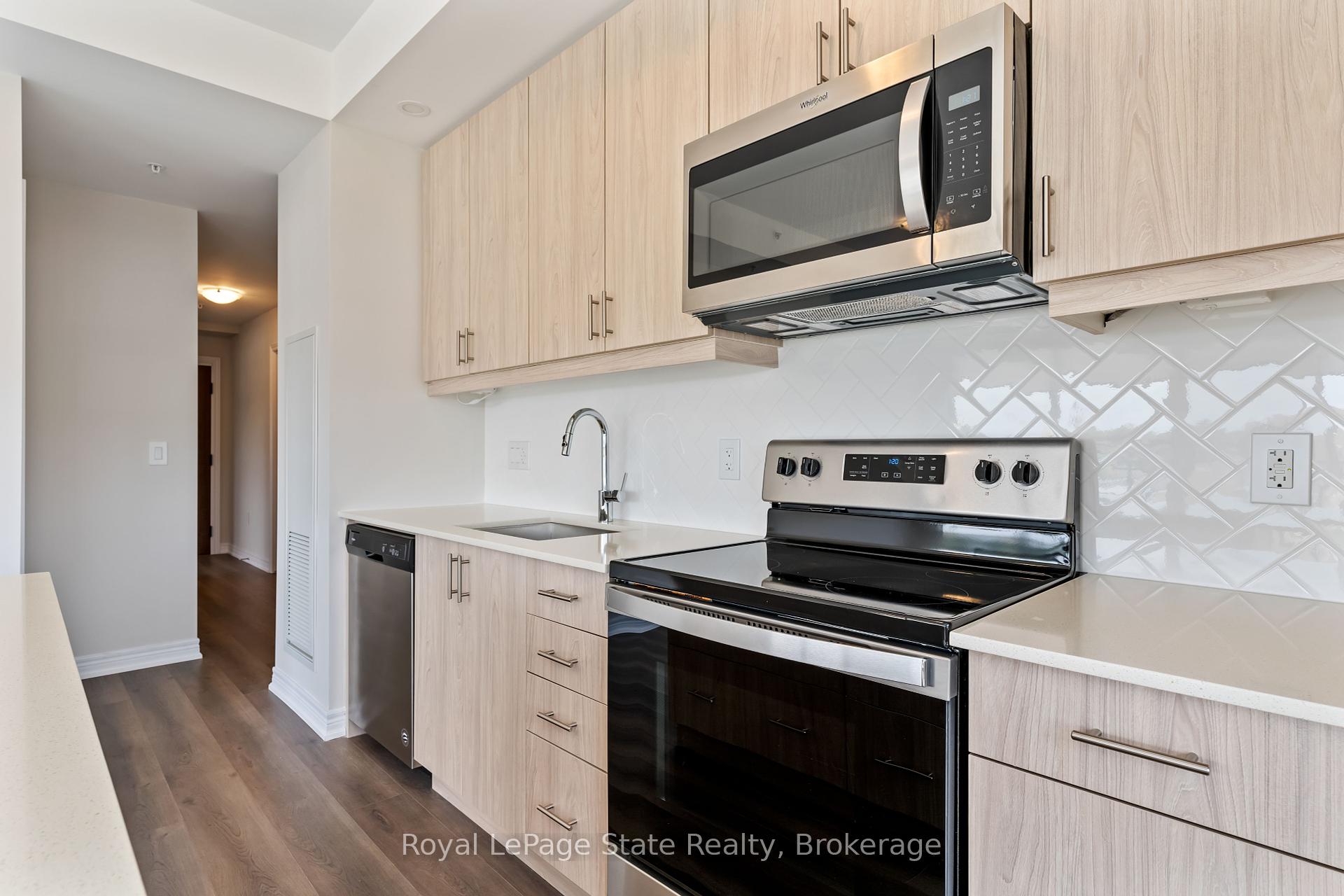 2 Bedrooms Condo at 121 8,  Hamilton For sale
