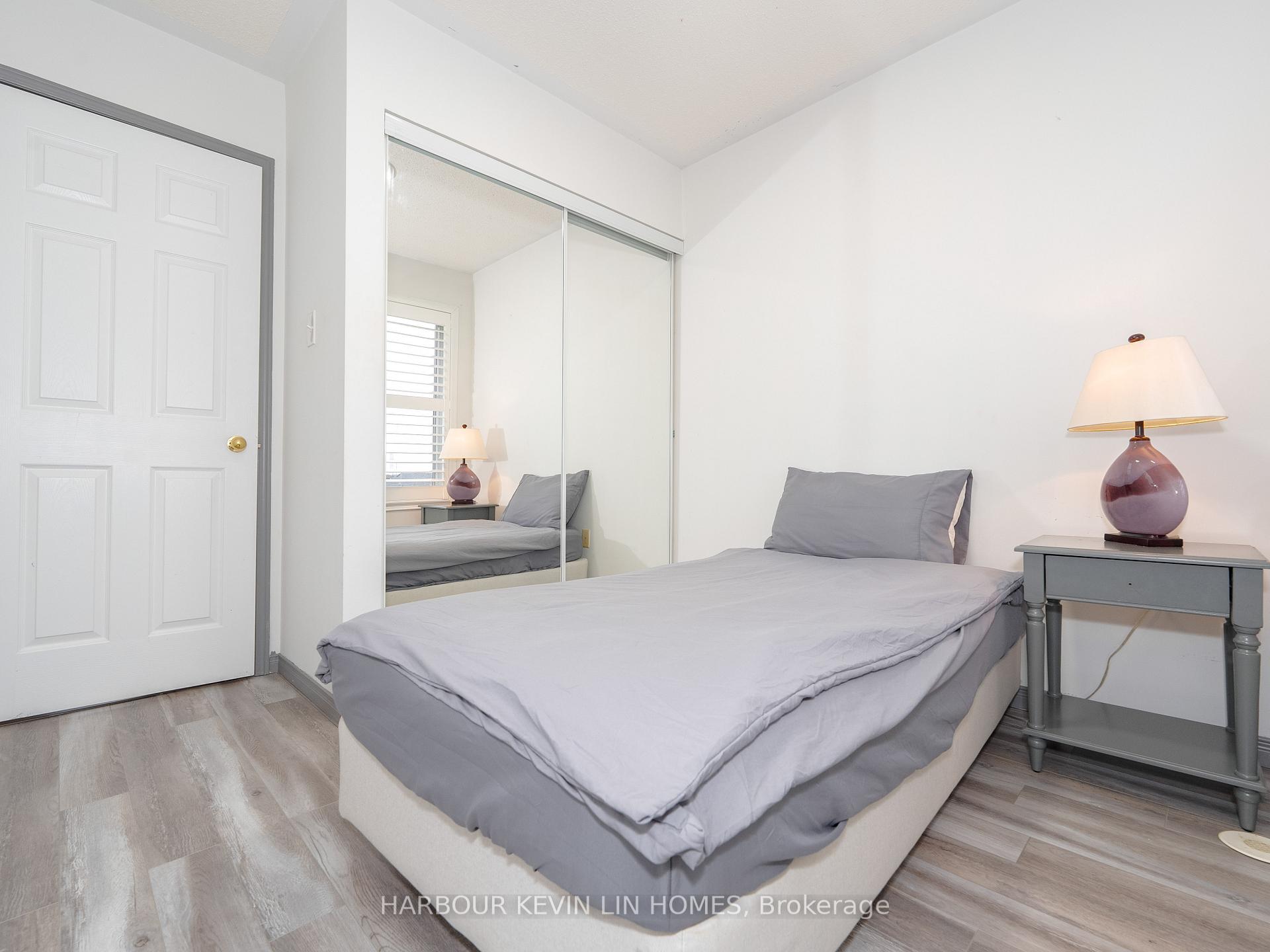 3 Bedrooms Condo at 4975 Southampton, Mississauga For sale