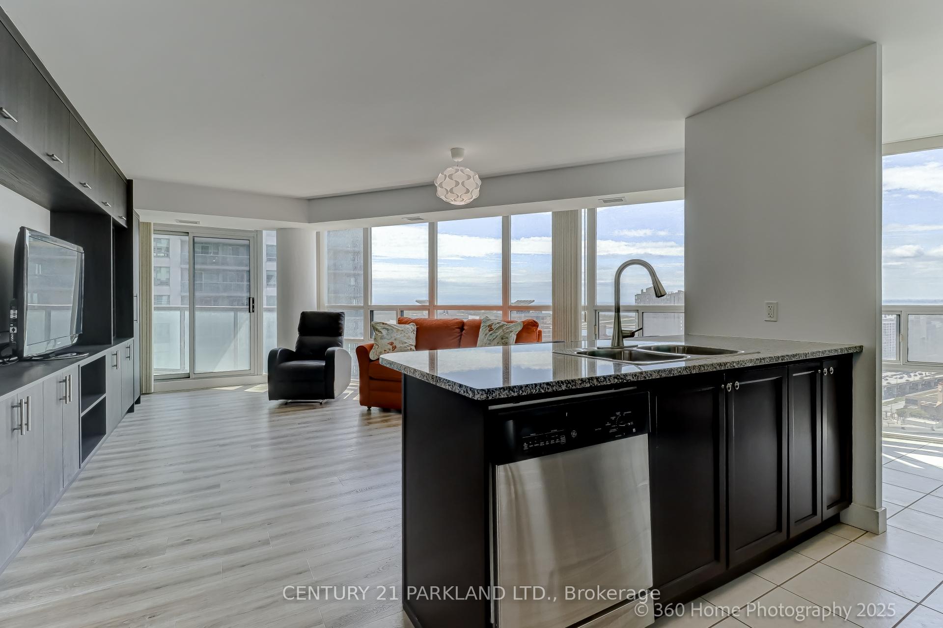 2 Bedrooms Condo at 30 Grand Trunk, Toronto For sale
