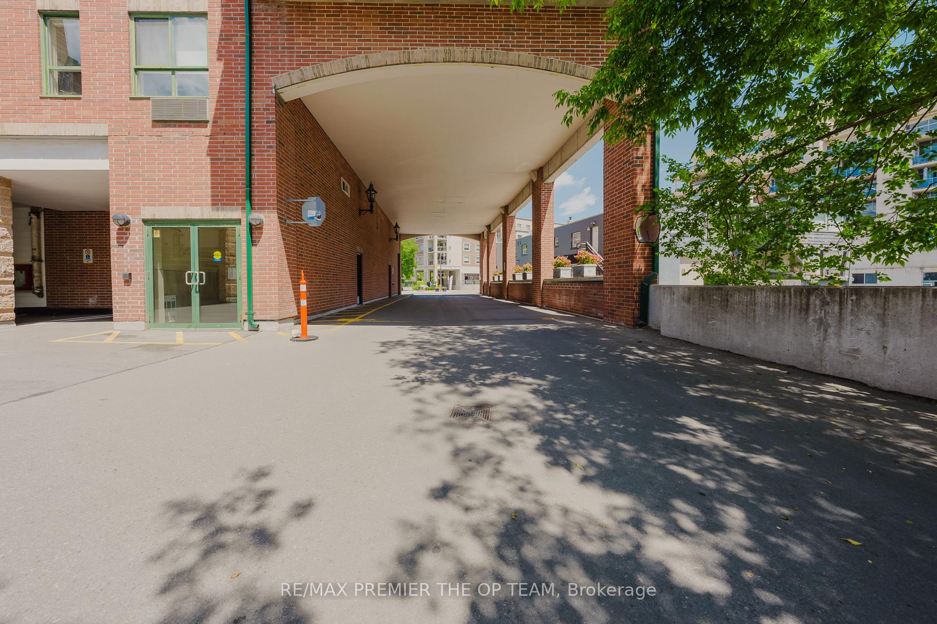 2 Bedrooms Condo at 121 Woodbridge, Vaughan For sale