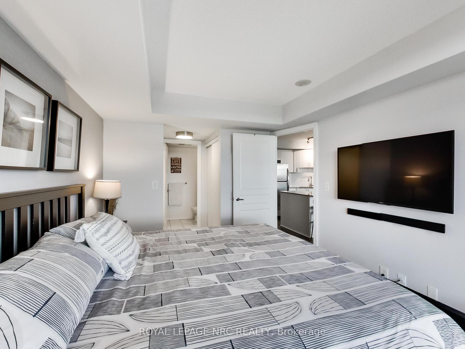 2 Bedrooms Co-op at 1940 Ironstone, Burlington For sale
