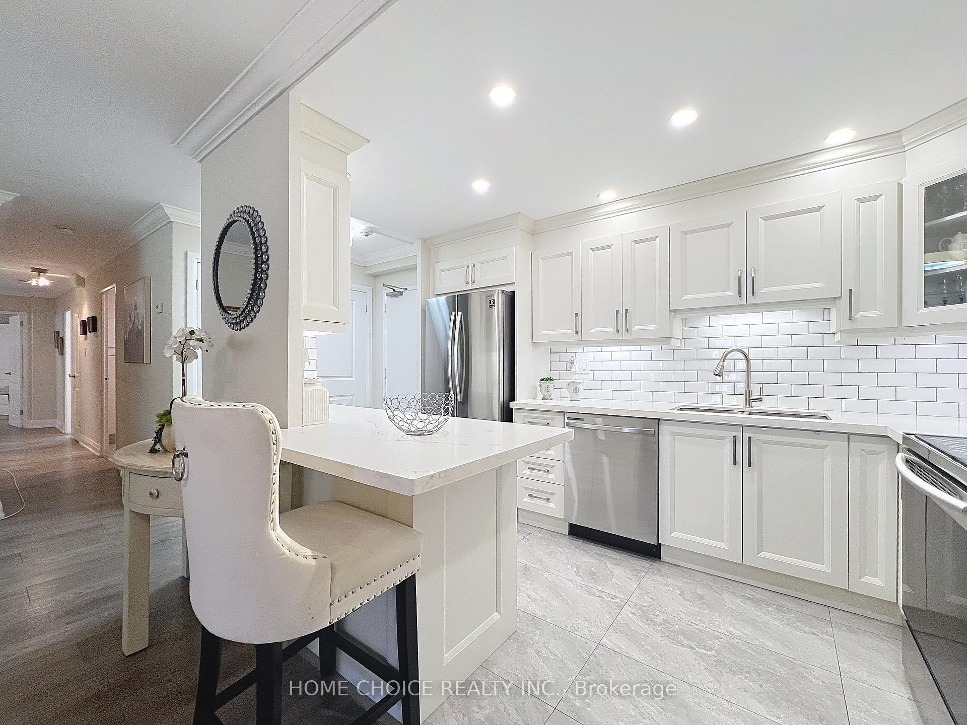 3 Bedrooms Condo at 15 La Rose, Toronto For sale