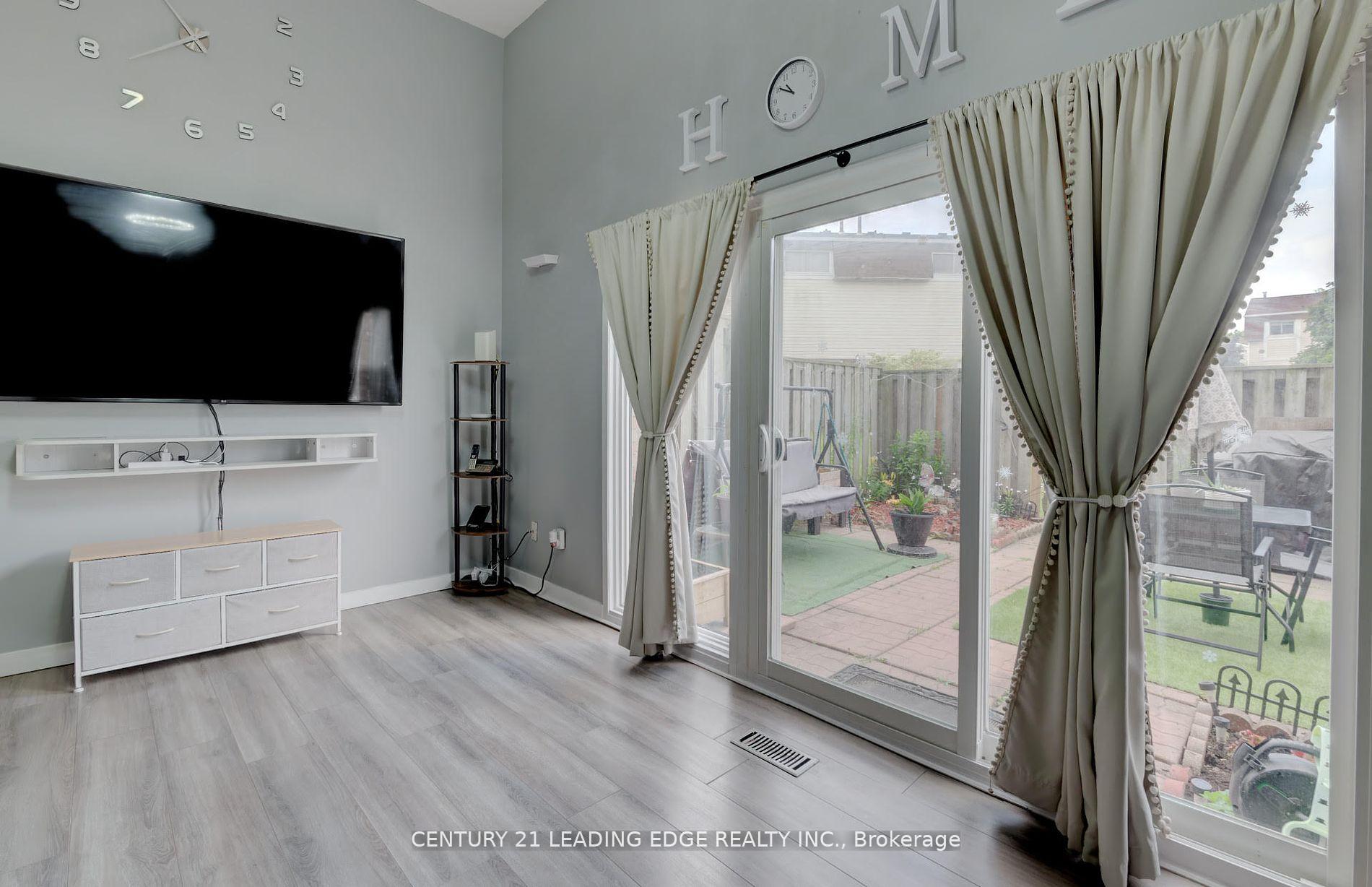 3 Bedrooms Condo at 11 Harrisford, Hamilton For sale