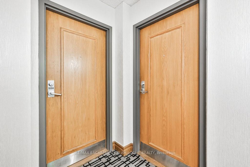 3 Bedrooms Condo at 7 Concorde, Toronto For sale