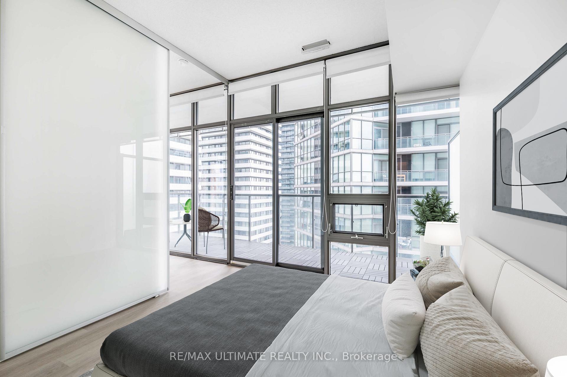 2 Bedrooms Condo at 33 Charles, Toronto For sale