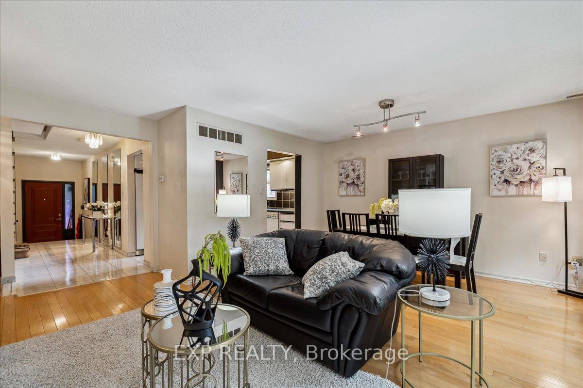 3 Bedrooms Condo at 62 Tamarack, Toronto For sale