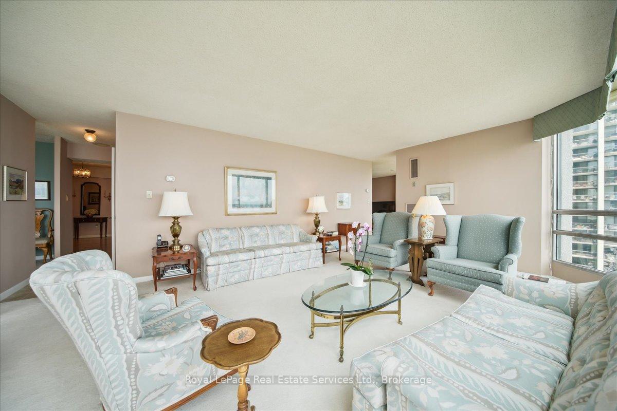 2 Bedrooms Condo at 2180 Marine, Oakville For sale