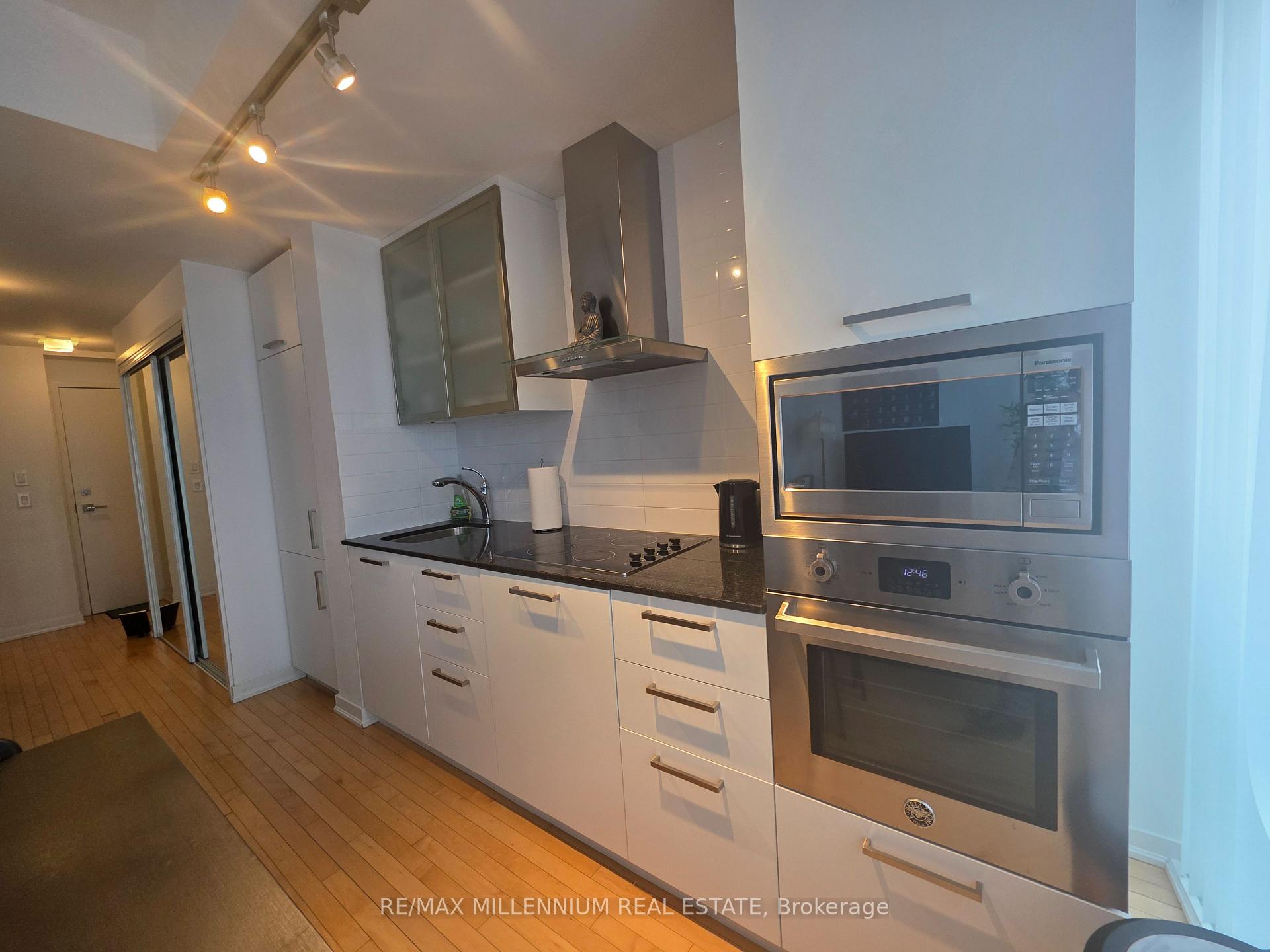 2 Bedrooms Condo at 14 York, Toronto For sale
