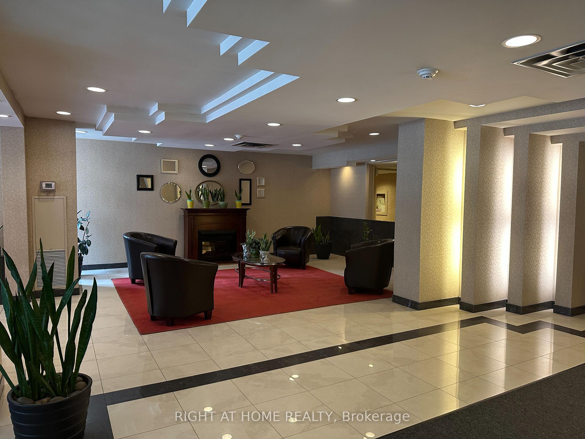 3 Bedrooms Condo at 300 Webb,  Mississauga For sale