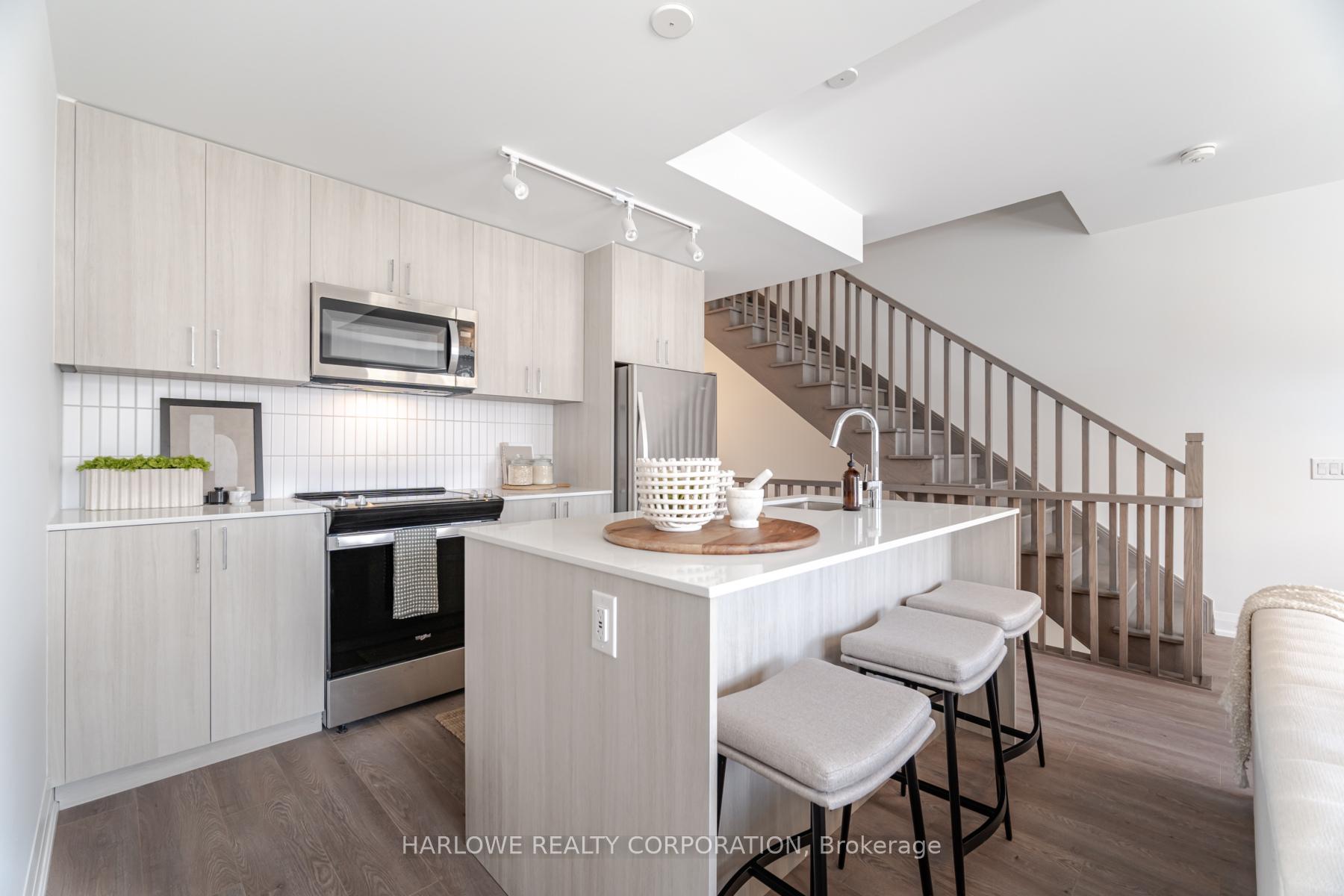 3 Bedrooms Condo at 268 Ironside, Oakville For sale