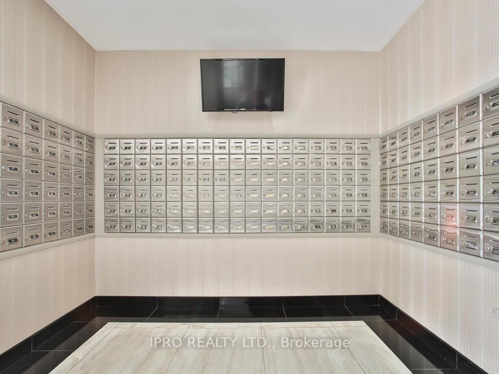 3 Bedrooms Condo at 330 Rathburn, Mississauga For sale
