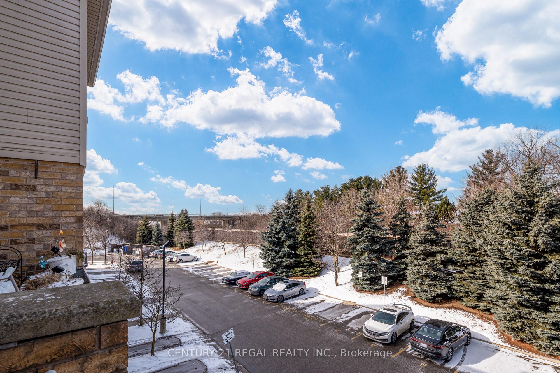 3 Bedrooms Condo at 42 Pinery,  Toronto For sale