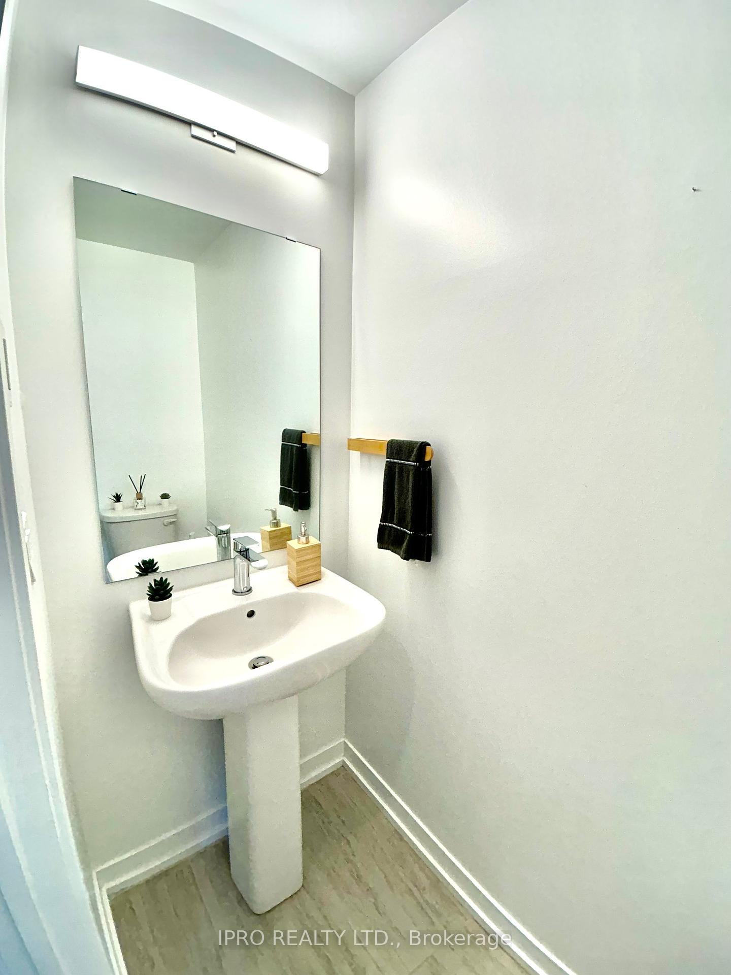 3 Bedrooms Condo at 1095 Cooke, Burlington For sale