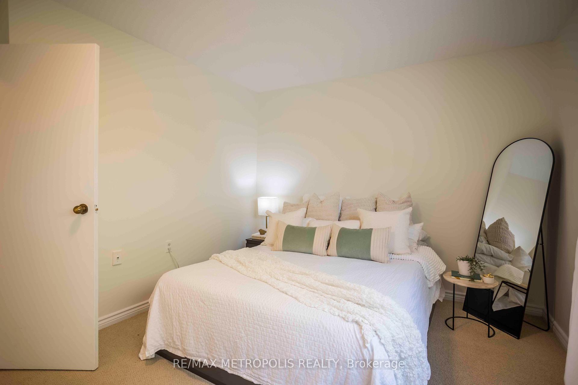 3 Bedrooms Condo at 11 Harrisford, Hamilton For sale