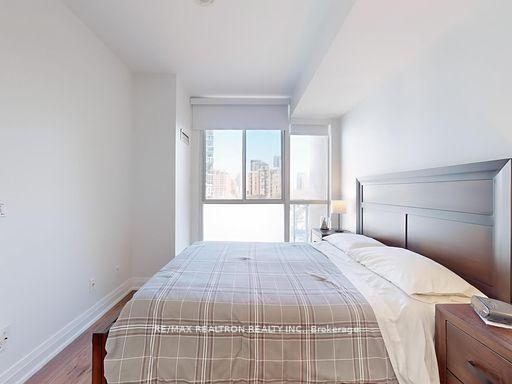 2 Bedrooms Condo at 225 Webb, Mississauga For sale