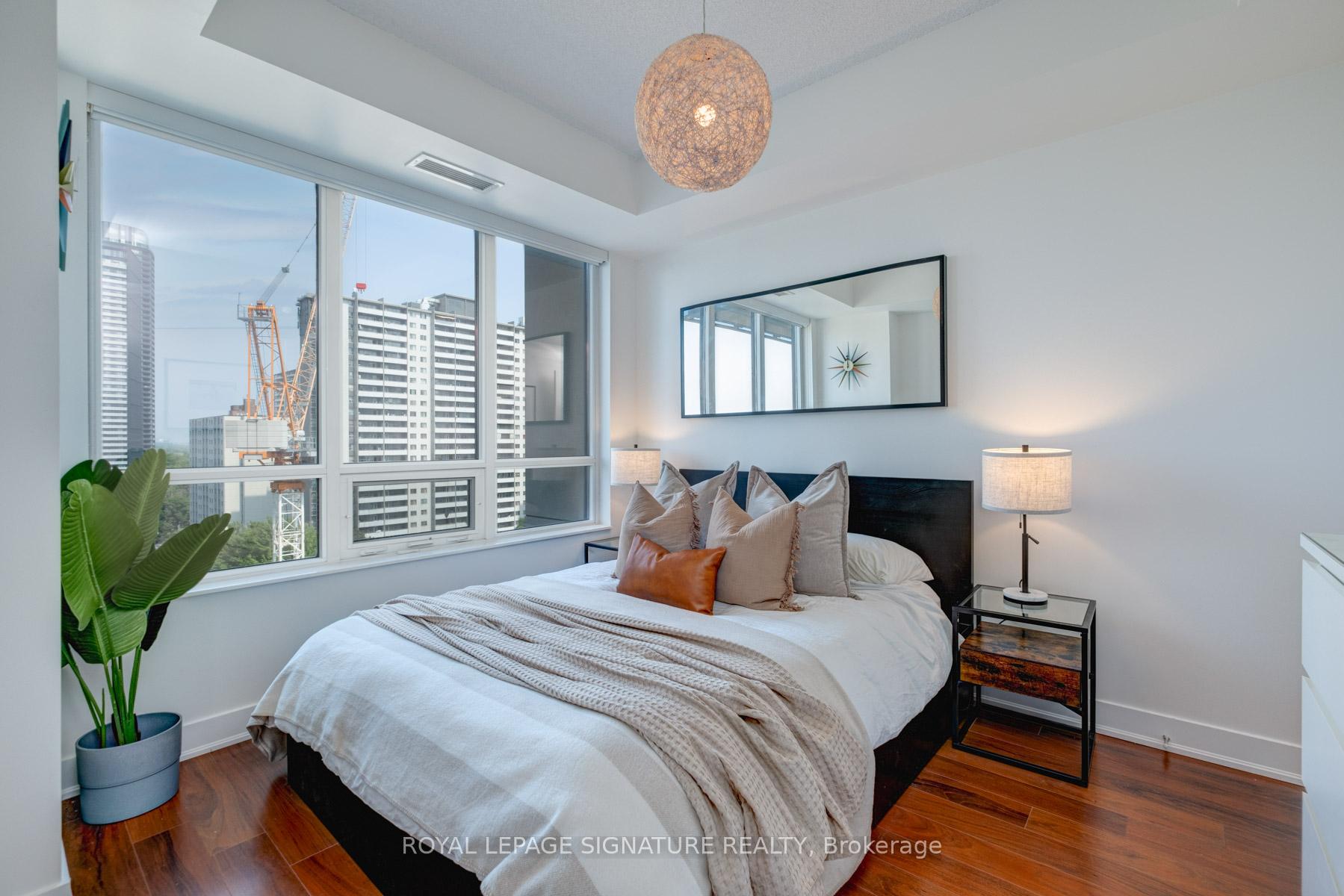 2 Bedrooms Condo at 28 Linden, Toronto For sale
