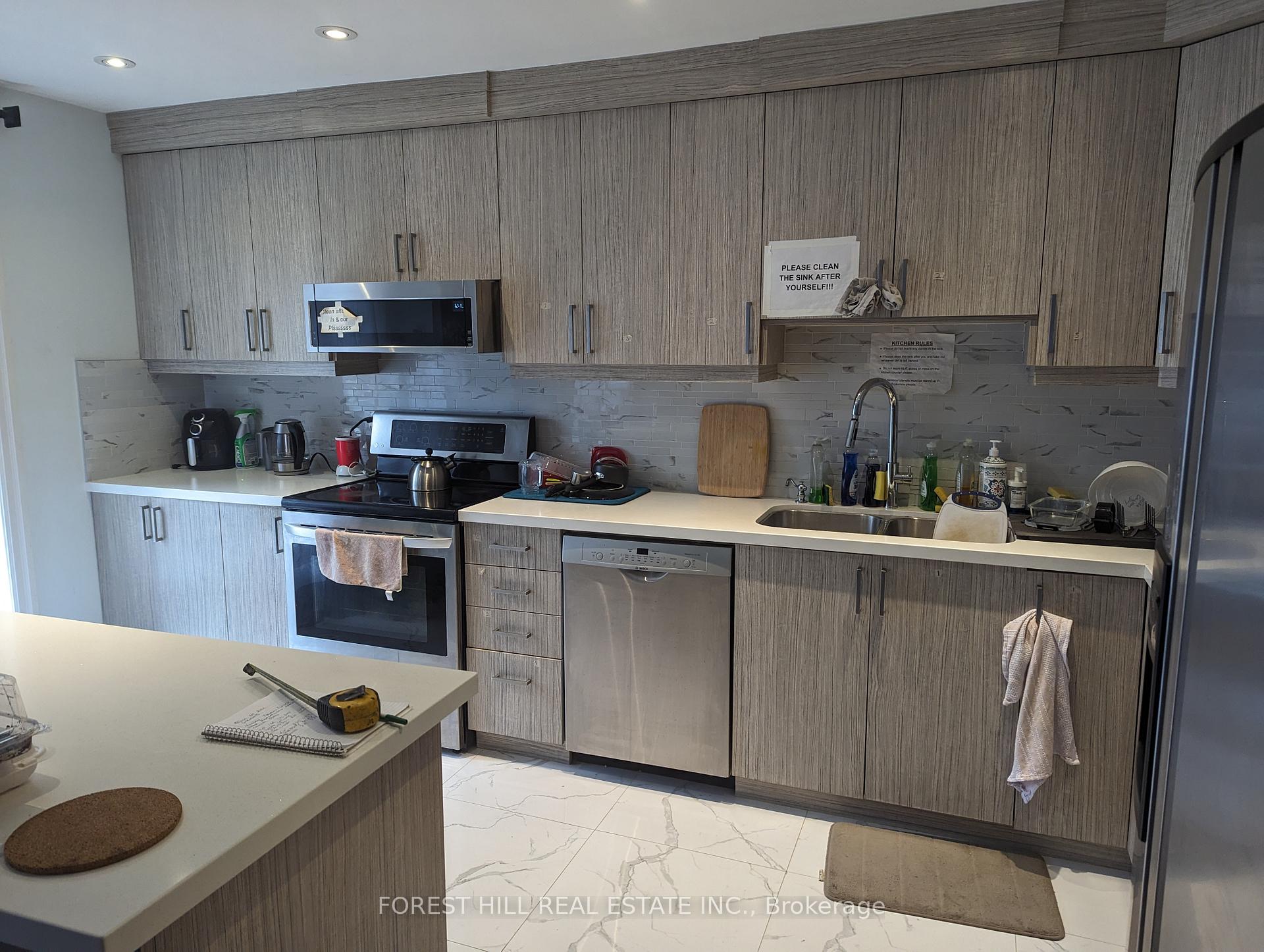 5 Bedrooms Condo at 2395 Bromsgrove,  Mississauga For sale
