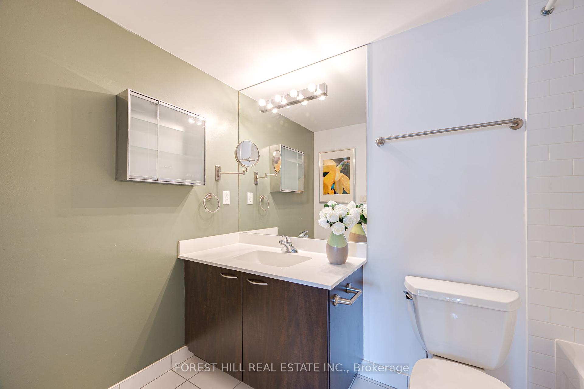 2 Bedrooms Condo at 22 Wellesley, Toronto For sale