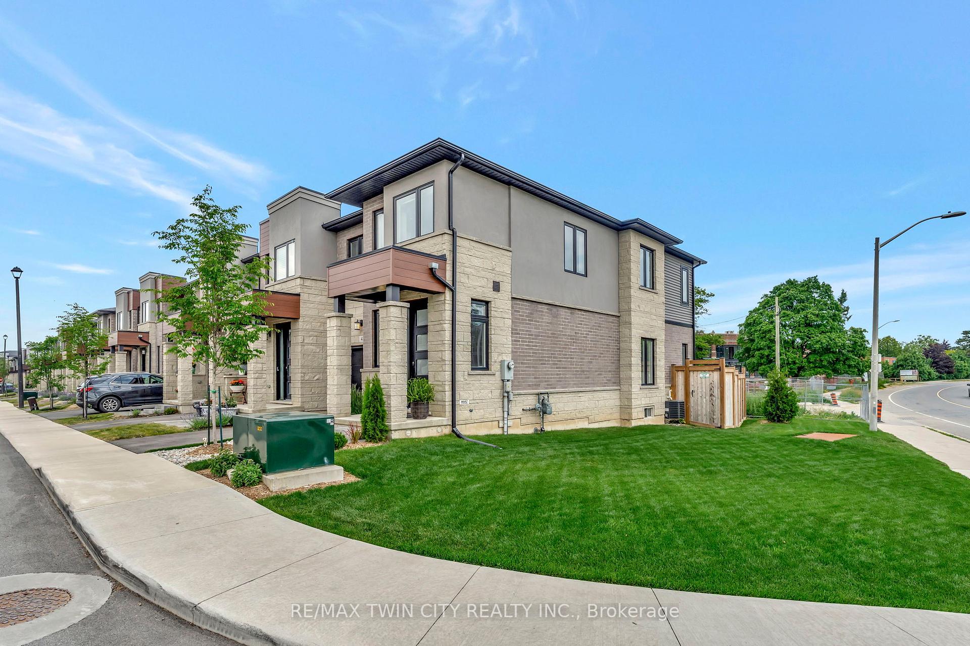 3 Bedrooms Condo at 4 Southam, Hamilton For sale