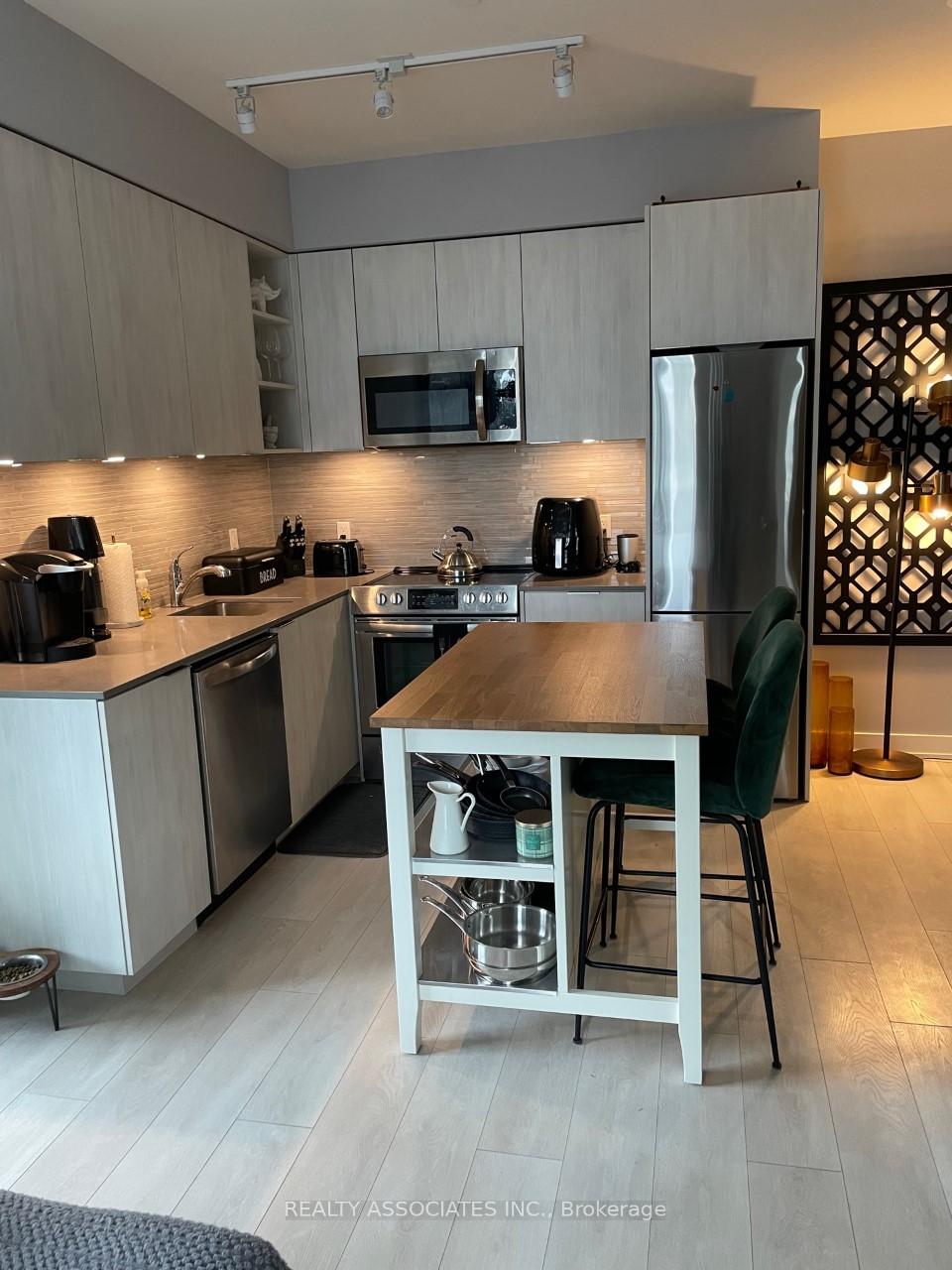 2 Bedrooms Condo at 30 Ordnance, Toronto For sale