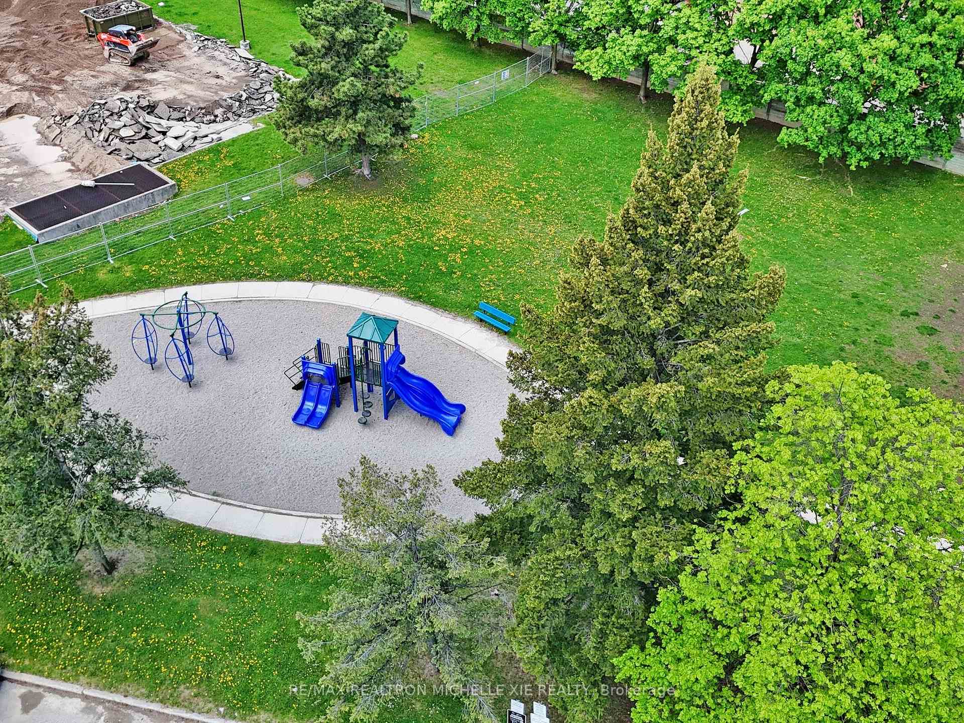 2 Bedrooms Condo at 65 Trailwood, Mississauga For sale