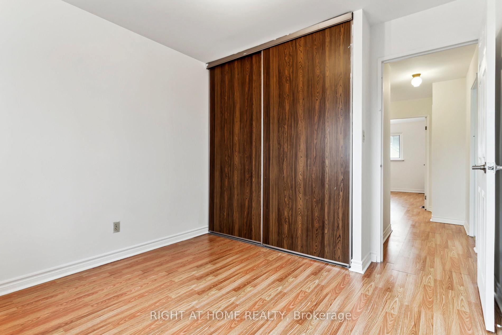 6 Bedrooms Condo at 44 Chester Le, Toronto For sale