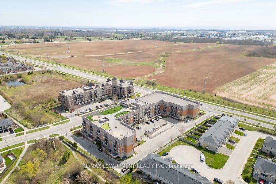 2 Bedrooms Condo at 5317 Upper Middle, Burlington For sale