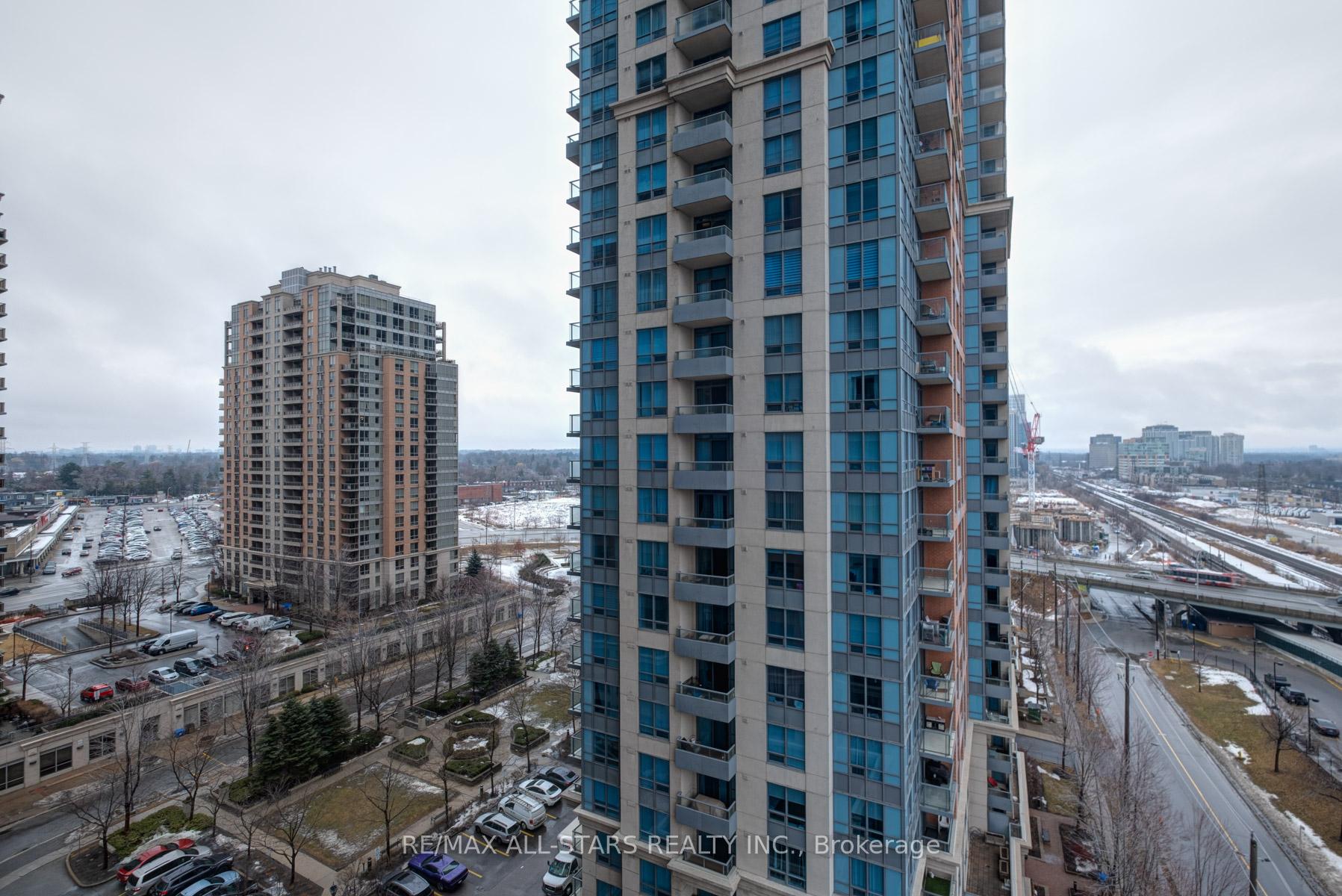 2 Bedrooms Condo at 35 Viking, Toronto For sale