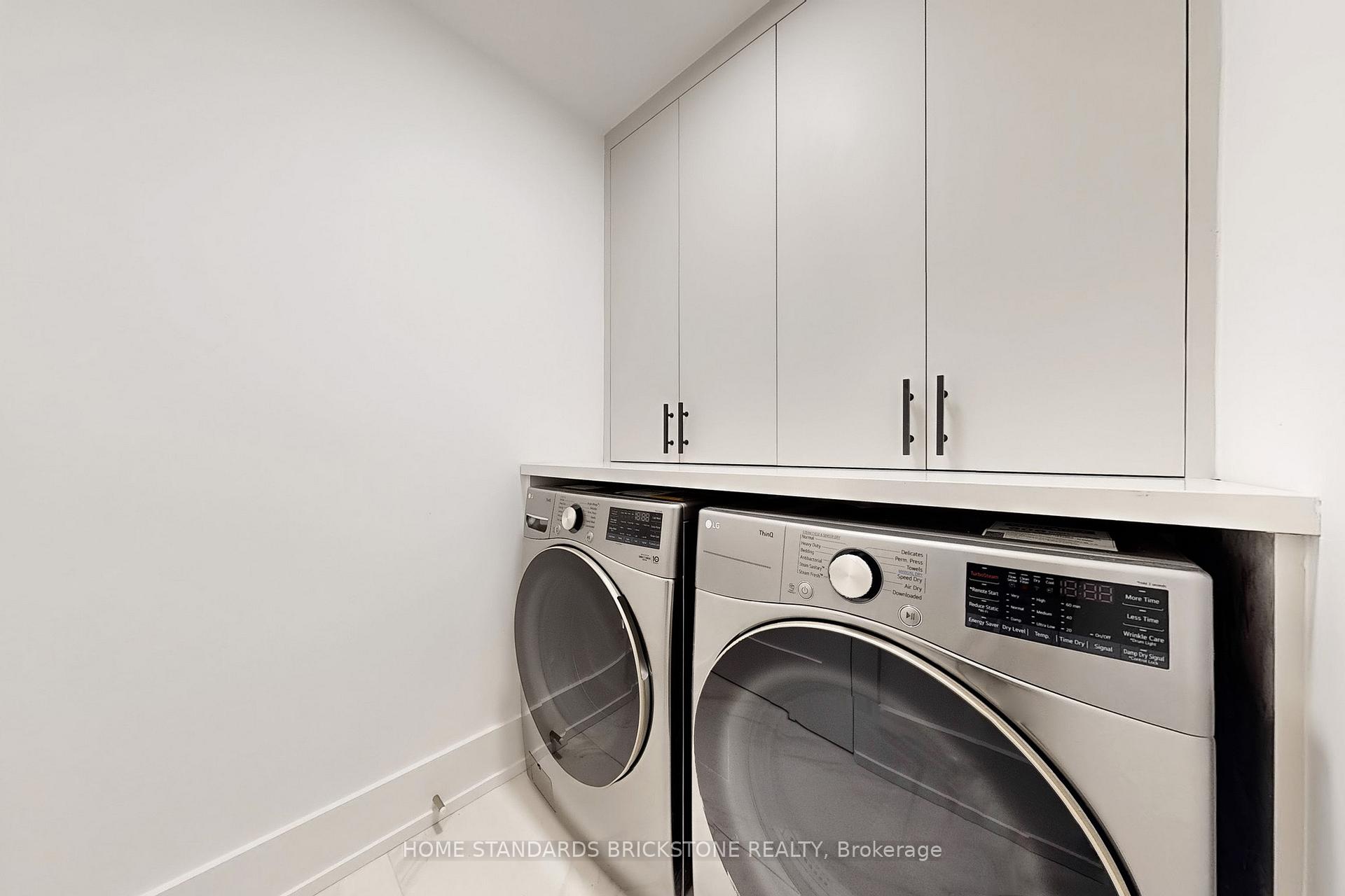 2 Bedrooms Condo at 110 Bloor, Toronto For sale