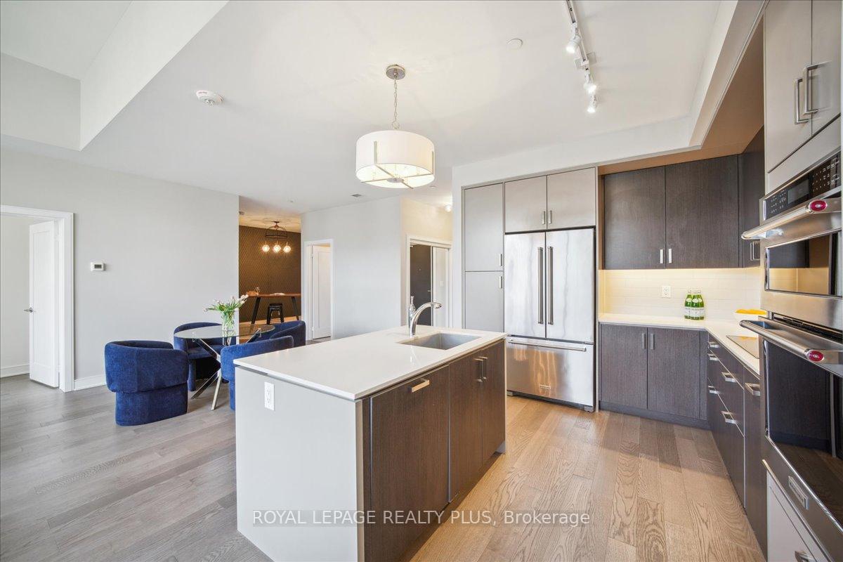3 Bedrooms Condo at 1575 Lakeshore, Mississauga For sale
