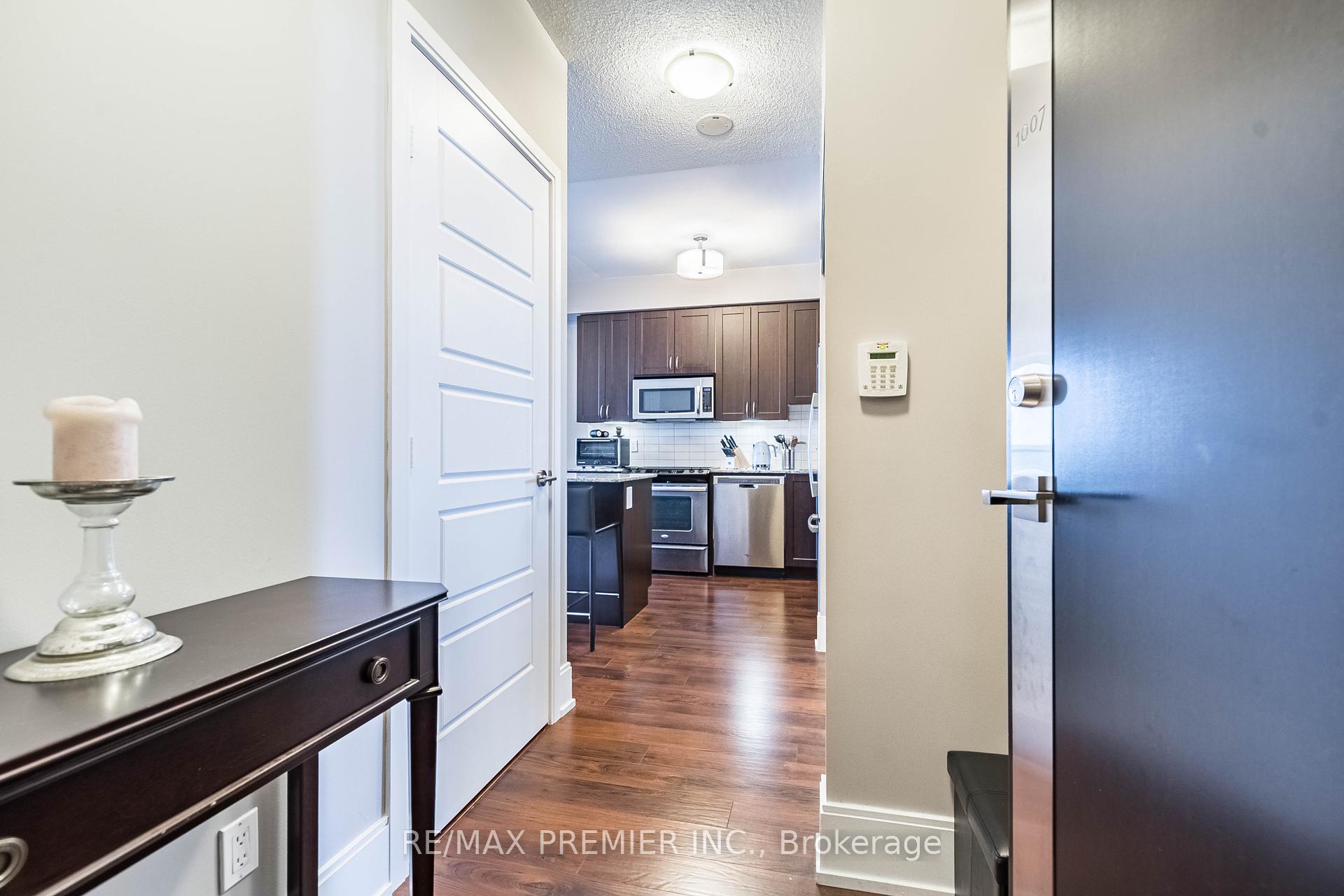 2 Bedrooms Condo at 15 Viking, Toronto For sale