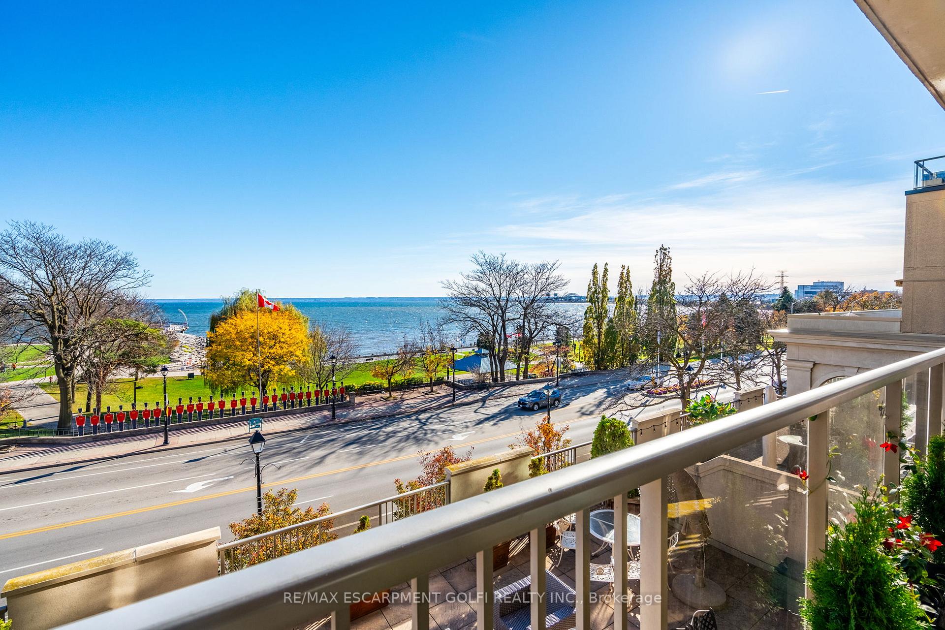 2 Bedrooms Condo at 1477 Lakeshore, Burlington For sale