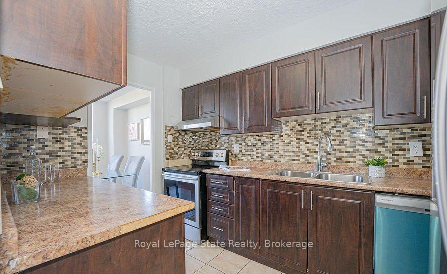 3 Bedrooms Condo at 1050 Stainton,  Mississauga For sale