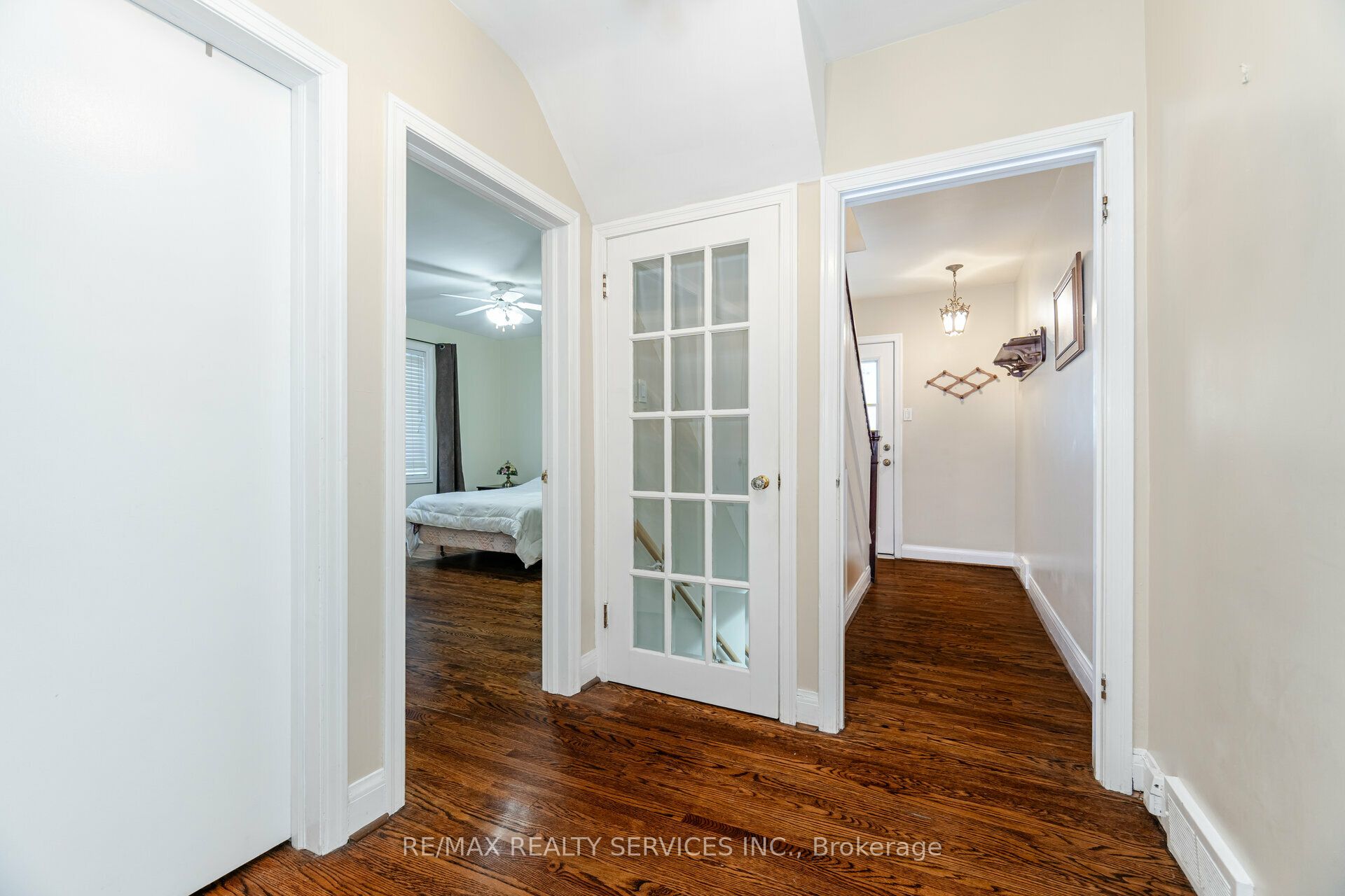 18 Wellington Street W