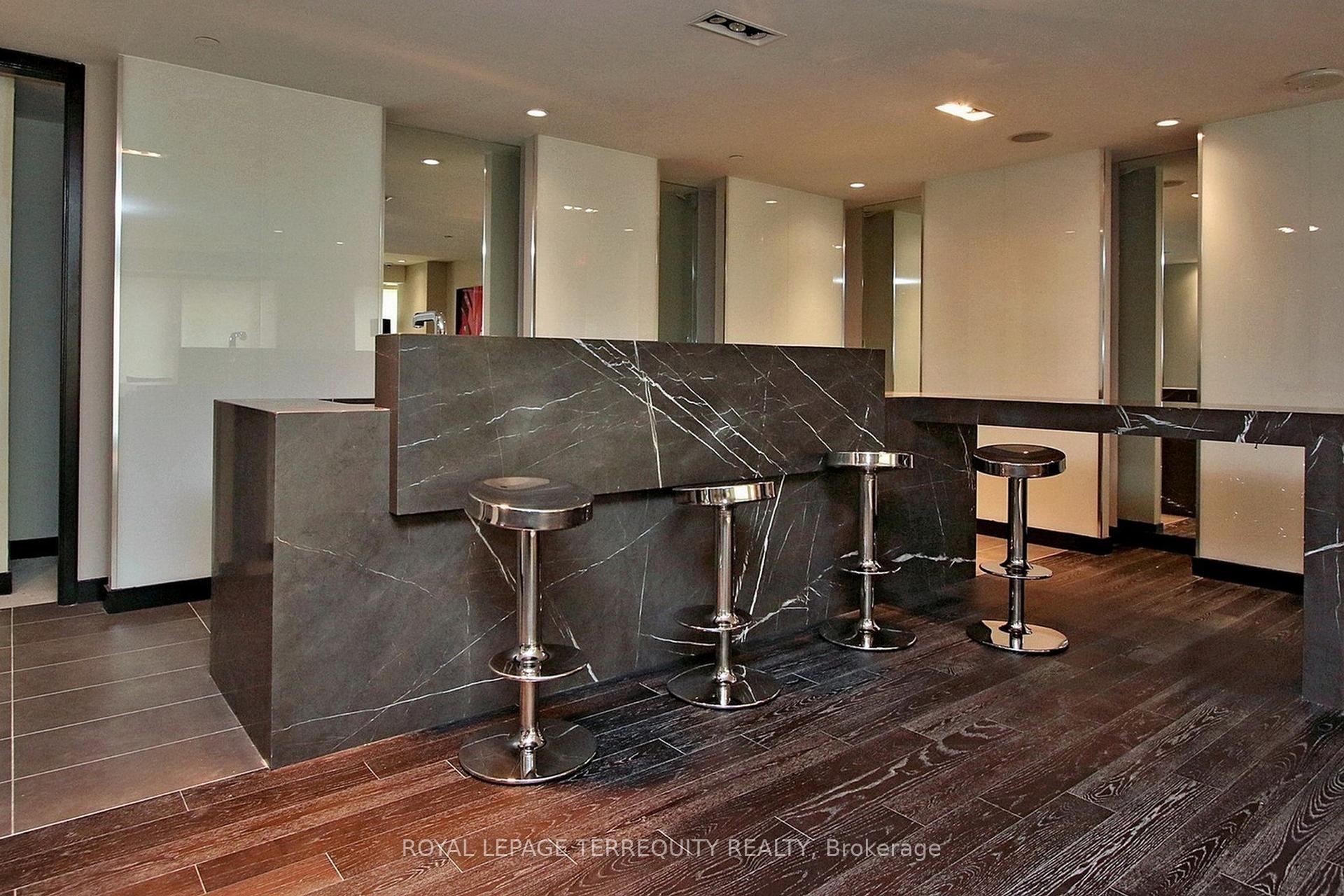 2 Bedrooms Condo at 8 The Esplanade, Toronto For sale