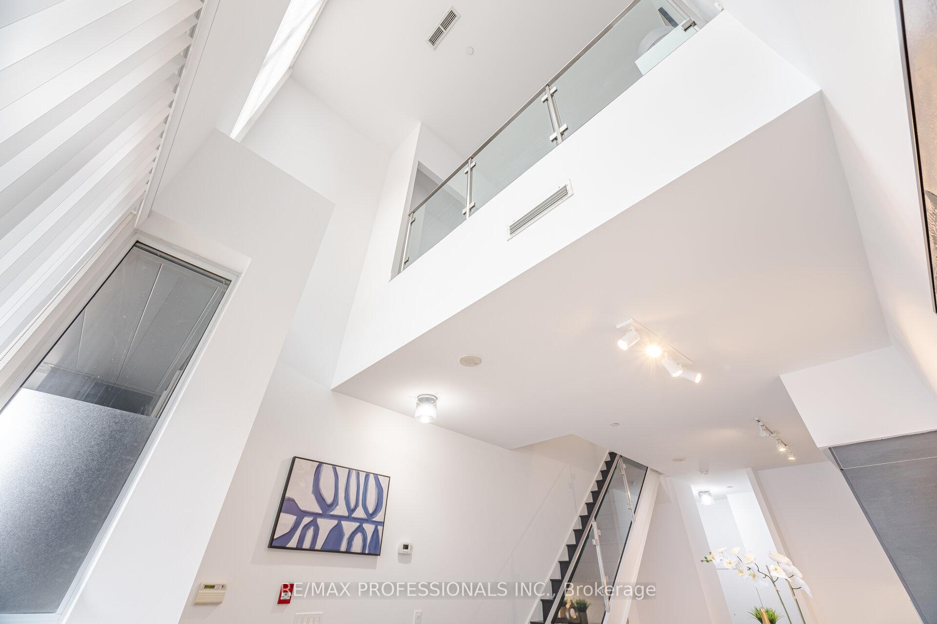 2 Bedrooms Condo at 1030 King, Toronto For sale