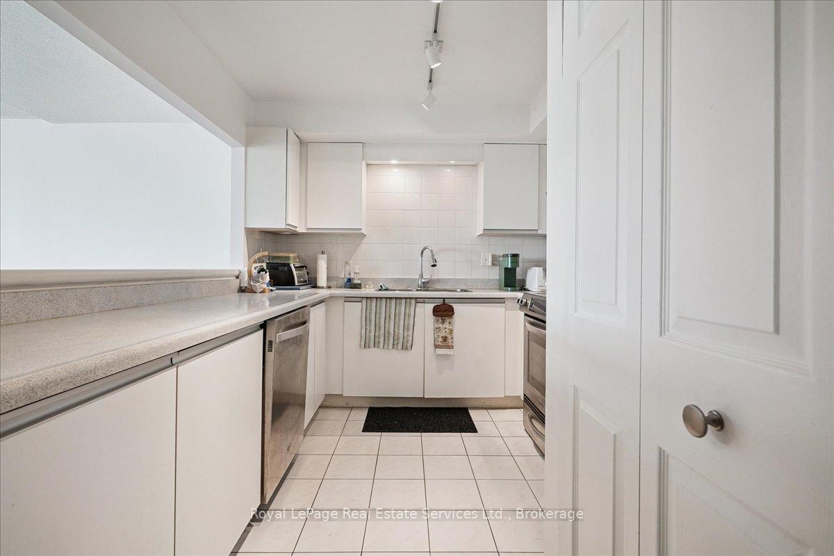 2 Bedrooms Condo at 100 Bronte, Oakville For sale