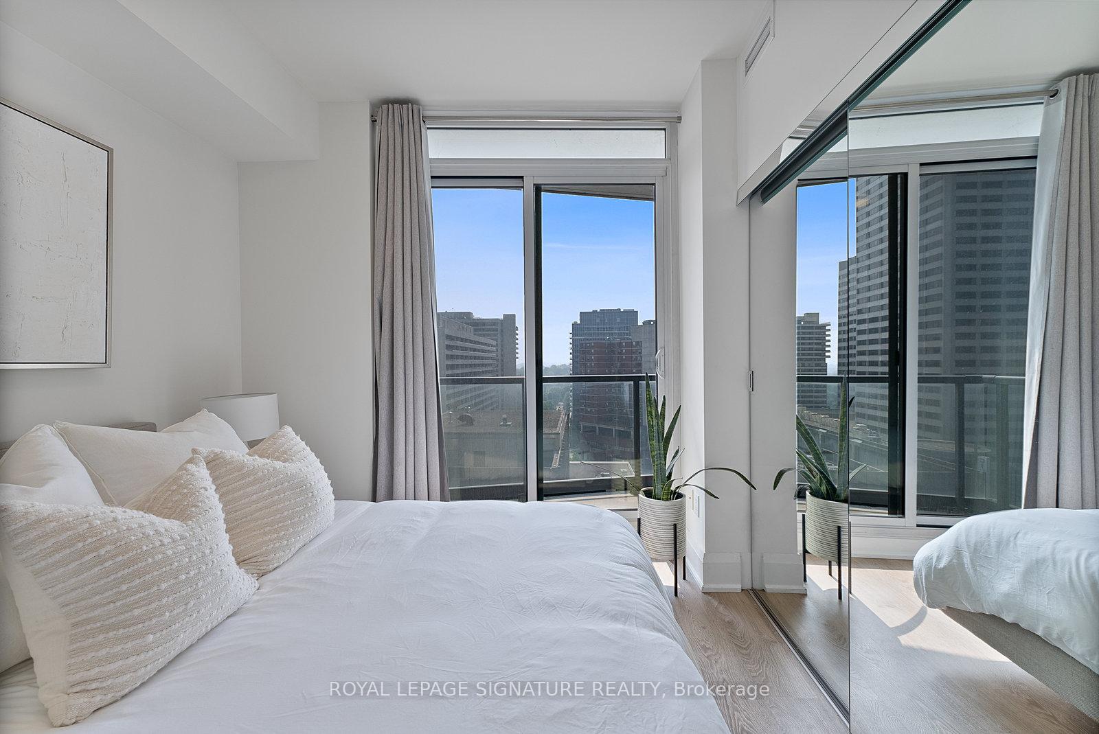 2 Bedrooms Condo at 30 Roehampton, Toronto For sale