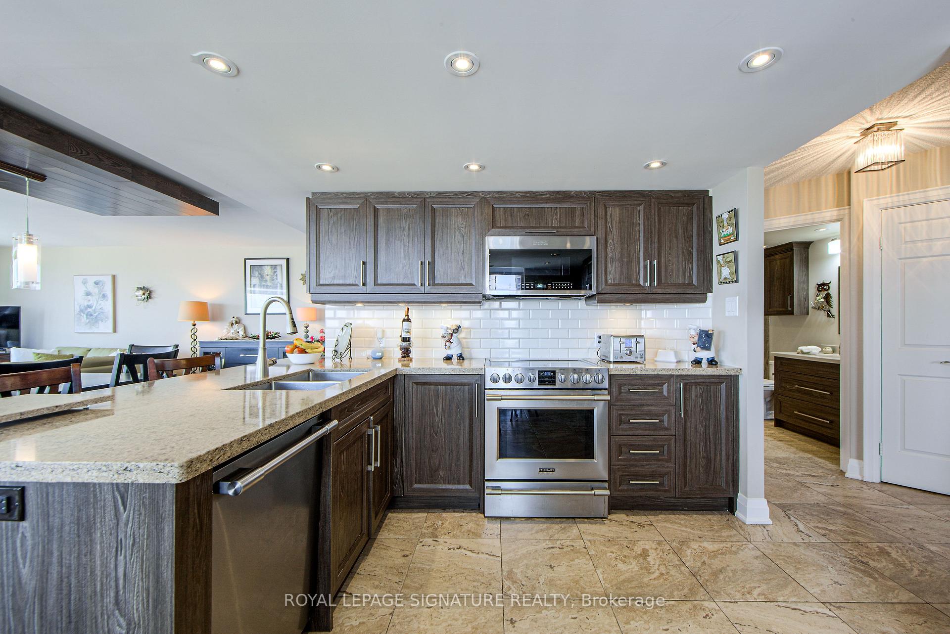 3 Bedrooms Condo at 55 Kingsbridge Garden, Mississauga For sale